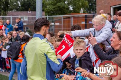 Bezoekers van een afgeladen Sportpark Mulderssingel in Wezep zien Ajax met 2-1 winnen in het oefenduel tegen Rangers FC. - © NWVFoto.nl