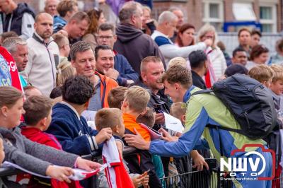 Bezoekers van een afgeladen Sportpark Mulderssingel in Wezep zien Ajax met 2-1 winnen in het oefenduel tegen Rangers FC. - © NWVFoto.nl