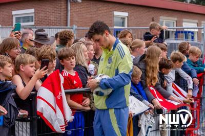 Bezoekers van een afgeladen Sportpark Mulderssingel in Wezep zien Ajax met 2-1 winnen in het oefenduel tegen Rangers FC. - © NWVFoto.nl