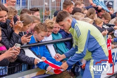 Bezoekers van een afgeladen Sportpark Mulderssingel in Wezep zien Ajax met 2-1 winnen in het oefenduel tegen Rangers FC. - © NWVFoto.nl