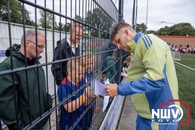 Bezoekers van een afgeladen Sportpark Mulderssingel in Wezep zien Ajax met 2-1 winnen in het oefenduel tegen Rangers FC. - © NWVFoto.nl