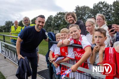 Bezoekers van een afgeladen Sportpark Mulderssingel in Wezep zien Ajax met 2-1 winnen in het oefenduel tegen Rangers FC. - © NWVFoto.nl