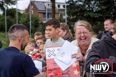 Bezoekers van een afgeladen Sportpark Mulderssingel in Wezep zien Ajax met 2-1 winnen in het oefenduel tegen Rangers FC. - © NWVFoto.nl