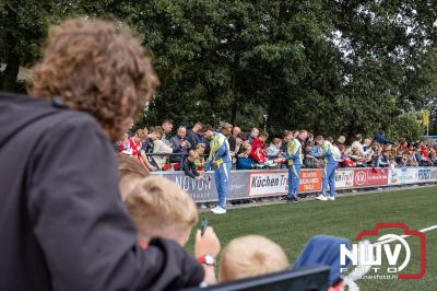 Bezoekers van een afgeladen Sportpark Mulderssingel in Wezep zien Ajax met 2-1 winnen in het oefenduel tegen Rangers FC. - © NWVFoto.nl