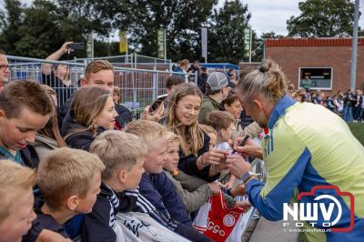 Bezoekers van een afgeladen Sportpark Mulderssingel in Wezep zien Ajax met 2-1 winnen in het oefenduel tegen Rangers FC. - © NWVFoto.nl