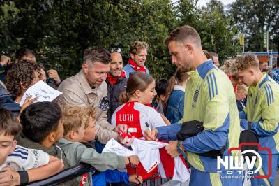 Bezoekers van een afgeladen Sportpark Mulderssingel in Wezep zien Ajax met 2-1 winnen in het oefenduel tegen Rangers FC. - © NWVFoto.nl