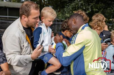 Bezoekers van een afgeladen Sportpark Mulderssingel in Wezep zien Ajax met 2-1 winnen in het oefenduel tegen Rangers FC. - © NWVFoto.nl