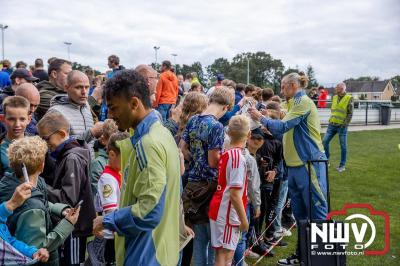 Bezoekers van een afgeladen Sportpark Mulderssingel in Wezep zien Ajax met 2-1 winnen in het oefenduel tegen Rangers FC. - © NWVFoto.nl