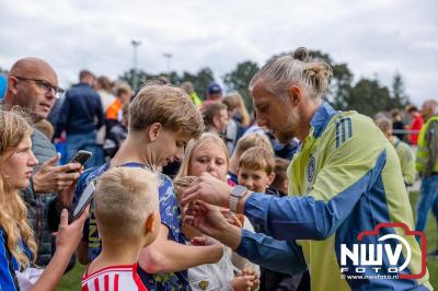 Bezoekers van een afgeladen Sportpark Mulderssingel in Wezep zien Ajax met 2-1 winnen in het oefenduel tegen Rangers FC. - © NWVFoto.nl