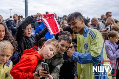 Bezoekers van een afgeladen Sportpark Mulderssingel in Wezep zien Ajax met 2-1 winnen in het oefenduel tegen Rangers FC. - © NWVFoto.nl