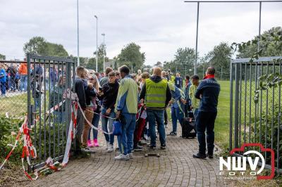 Bezoekers van een afgeladen Sportpark Mulderssingel in Wezep zien Ajax met 2-1 winnen in het oefenduel tegen Rangers FC. - © NWVFoto.nl