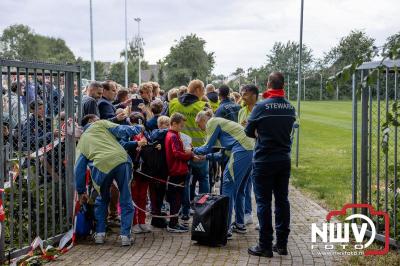 Bezoekers van een afgeladen Sportpark Mulderssingel in Wezep zien Ajax met 2-1 winnen in het oefenduel tegen Rangers FC. - © NWVFoto.nl