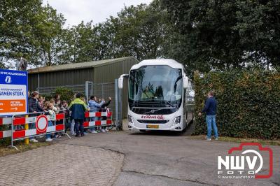 Bezoekers van een afgeladen Sportpark Mulderssingel in Wezep zien Ajax met 2-1 winnen in het oefenduel tegen Rangers FC. - © NWVFoto.nl