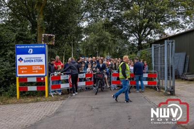 Bezoekers van een afgeladen Sportpark Mulderssingel in Wezep zien Ajax met 2-1 winnen in het oefenduel tegen Rangers FC. - © NWVFoto.nl