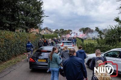 Bezoekers van een afgeladen Sportpark Mulderssingel in Wezep zien Ajax met 2-1 winnen in het oefenduel tegen Rangers FC. - © NWVFoto.nl