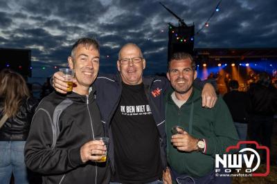 Zaterdagavond in de polder van Oosterwolde was het één en al gezelligheid bij het BigPop Festival, editie 2024. - © NWVFoto.nl