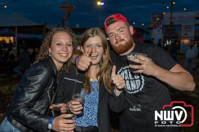 Zaterdagavond in de polder van Oosterwolde was het één en al gezelligheid bij het BigPop Festival, editie 2024. - © NWVFoto.nl