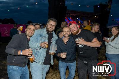 Zaterdagavond in de polder van Oosterwolde was het één en al gezelligheid bij het BigPop Festival, editie 2024. - © NWVFoto.nl