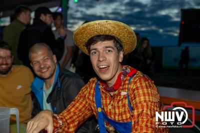 Zaterdagavond in de polder van Oosterwolde was het één en al gezelligheid bij het BigPop Festival, editie 2024. - © NWVFoto.nl