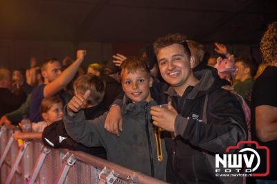 Zaterdagavond in de polder van Oosterwolde was het één en al gezelligheid bij het BigPop Festival, editie 2024. - © NWVFoto.nl