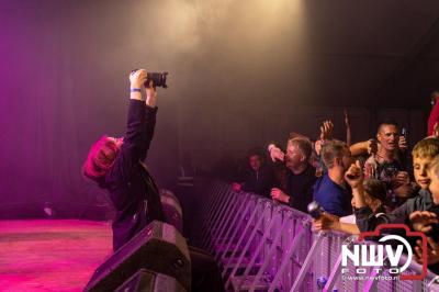 Zaterdagavond in de polder van Oosterwolde was het één en al gezelligheid bij het BigPop Festival, editie 2024. - © NWVFoto.nl