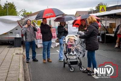 Zon, regen en hagel wisselden elkaar af tijdens de Schapenmarkt in Oldebroek, maar over het aantal bezoekers viel niets te klagen. - © NWVFoto.nl