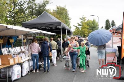 Zon, regen en hagel wisselden elkaar af tijdens de Schapenmarkt in Oldebroek, maar over het aantal bezoekers viel niets te klagen. - © NWVFoto.nl