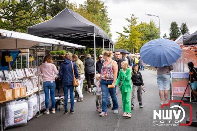 Zon, regen en hagel wisselden elkaar af tijdens de Schapenmarkt in Oldebroek, maar over het aantal bezoekers viel niets te klagen. - © NWVFoto.nl