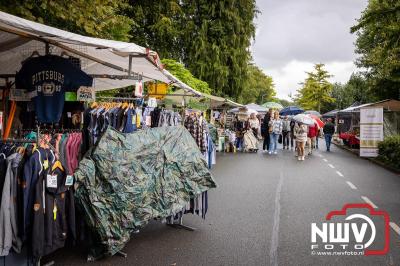 Zon, regen en hagel wisselden elkaar af tijdens de Schapenmarkt in Oldebroek, maar over het aantal bezoekers viel niets te klagen. - © NWVFoto.nl