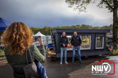 Zon, regen en hagel wisselden elkaar af tijdens de Schapenmarkt in Oldebroek, maar over het aantal bezoekers viel niets te klagen. - © NWVFoto.nl