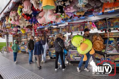 Zon, regen en hagel wisselden elkaar af tijdens de Schapenmarkt in Oldebroek, maar over het aantal bezoekers viel niets te klagen. - © NWVFoto.nl