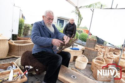 Zon, regen en hagel wisselden elkaar af tijdens de Schapenmarkt in Oldebroek, maar over het aantal bezoekers viel niets te klagen. - © NWVFoto.nl