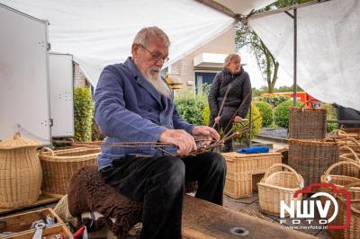 Zon, regen en hagel wisselden elkaar af tijdens de Schapenmarkt in Oldebroek, maar over het aantal bezoekers viel niets te klagen. - © NWVFoto.nl