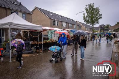 Zon, regen en hagel wisselden elkaar af tijdens de Schapenmarkt in Oldebroek, maar over het aantal bezoekers viel niets te klagen. - © NWVFoto.nl