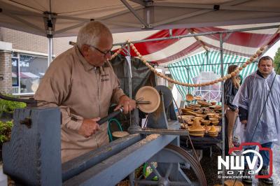 Zon, regen en hagel wisselden elkaar af tijdens de Schapenmarkt in Oldebroek, maar over het aantal bezoekers viel niets te klagen. - © NWVFoto.nl