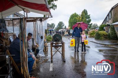 Zon, regen en hagel wisselden elkaar af tijdens de Schapenmarkt in Oldebroek, maar over het aantal bezoekers viel niets te klagen. - © NWVFoto.nl