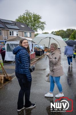 Zon, regen en hagel wisselden elkaar af tijdens de Schapenmarkt in Oldebroek, maar over het aantal bezoekers viel niets te klagen. - © NWVFoto.nl