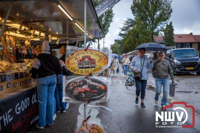 Zon, regen en hagel wisselden elkaar af tijdens de Schapenmarkt in Oldebroek, maar over het aantal bezoekers viel niets te klagen. - © NWVFoto.nl