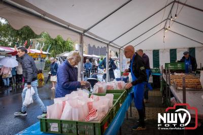 Zon, regen en hagel wisselden elkaar af tijdens de Schapenmarkt in Oldebroek, maar over het aantal bezoekers viel niets te klagen. - © NWVFoto.nl