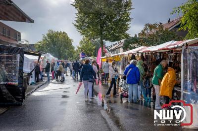 Zon, regen en hagel wisselden elkaar af tijdens de Schapenmarkt in Oldebroek, maar over het aantal bezoekers viel niets te klagen. - © NWVFoto.nl