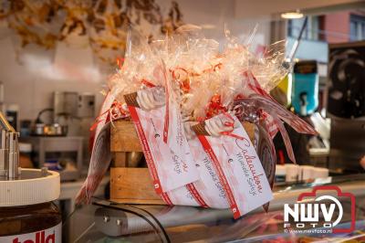 Zon, regen en hagel wisselden elkaar af tijdens de Schapenmarkt in Oldebroek, maar over het aantal bezoekers viel niets te klagen. - © NWVFoto.nl