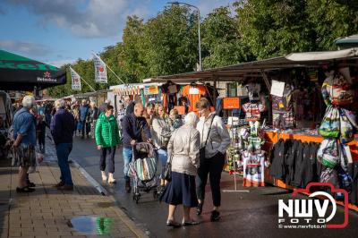 Zon, regen en hagel wisselden elkaar af tijdens de Schapenmarkt in Oldebroek, maar over het aantal bezoekers viel niets te klagen. - © NWVFoto.nl