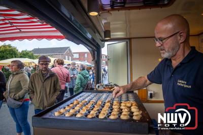 Zon, regen en hagel wisselden elkaar af tijdens de Schapenmarkt in Oldebroek, maar over het aantal bezoekers viel niets te klagen. - © NWVFoto.nl