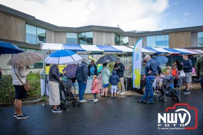 Zon, regen en hagel wisselden elkaar af tijdens de Schapenmarkt in Oldebroek, maar over het aantal bezoekers viel niets te klagen. - © NWVFoto.nl