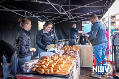 Zon, regen en hagel wisselden elkaar af tijdens de Schapenmarkt in Oldebroek, maar over het aantal bezoekers viel niets te klagen. - © NWVFoto.nl