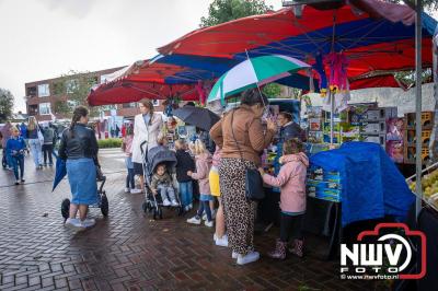 Zon, regen en hagel wisselden elkaar af tijdens de Schapenmarkt in Oldebroek, maar over het aantal bezoekers viel niets te klagen. - © NWVFoto.nl