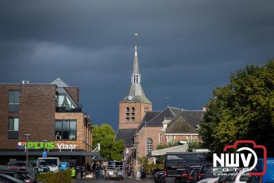 Zon, regen en hagel wisselden elkaar af tijdens de Schapenmarkt in Oldebroek, maar over het aantal bezoekers viel niets te klagen. - © NWVFoto.nl