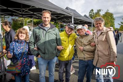 Zon, regen en hagel wisselden elkaar af tijdens de Schapenmarkt in Oldebroek, maar over het aantal bezoekers viel niets te klagen. - © NWVFoto.nl