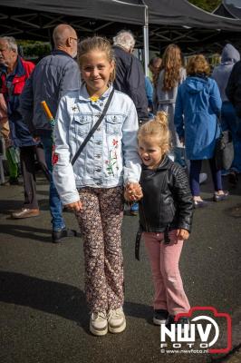 Zon, regen en hagel wisselden elkaar af tijdens de Schapenmarkt in Oldebroek, maar over het aantal bezoekers viel niets te klagen. - © NWVFoto.nl