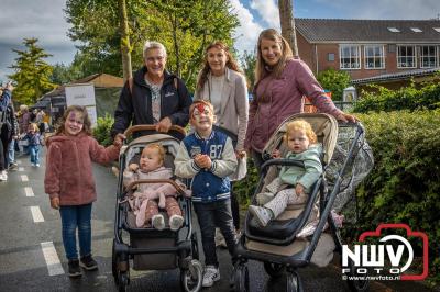 Zon, regen en hagel wisselden elkaar af tijdens de Schapenmarkt in Oldebroek, maar over het aantal bezoekers viel niets te klagen. - © NWVFoto.nl